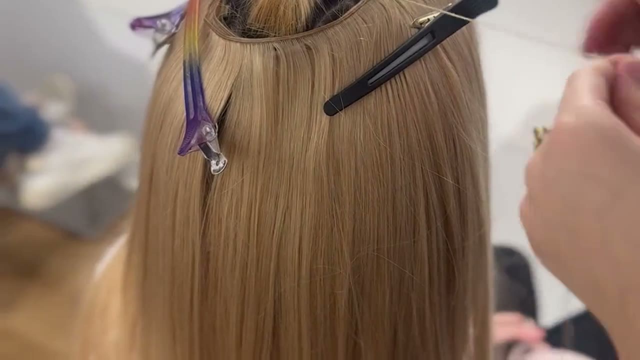 La bande de mèches cousue sur une fine tresse, sans colle ni chaleur