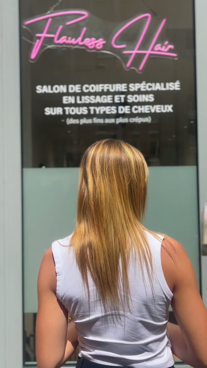Cliente devant la devanture du salon, blond long et ondulé